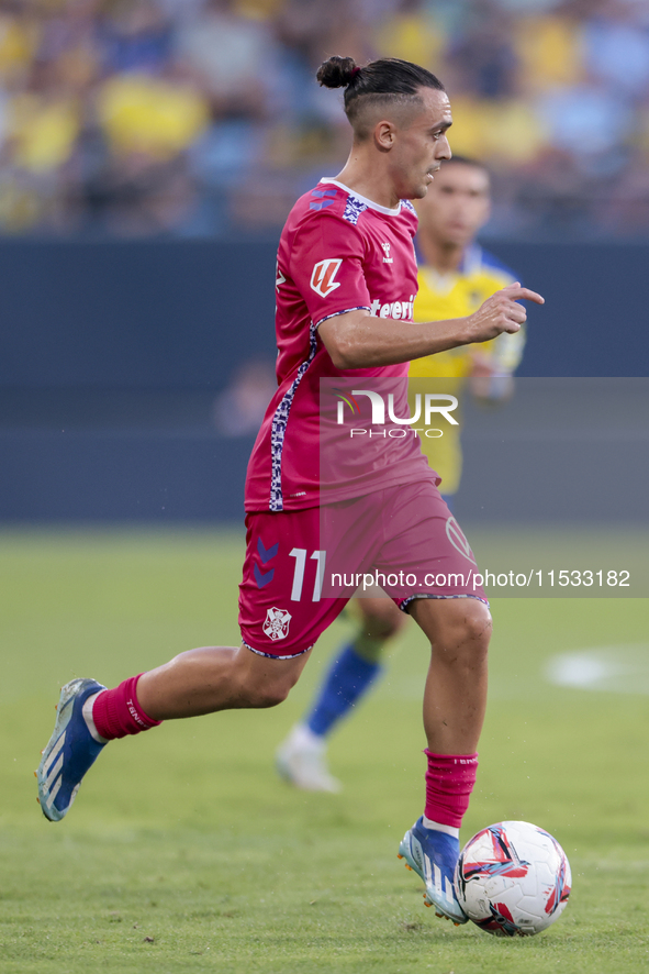 Luismi Cruz of CD Tenerife runs with the ball during the Liga Hypermotion match between Cadiz CF and CD Tenerife at Nuevo Mirandilla in Sevi...