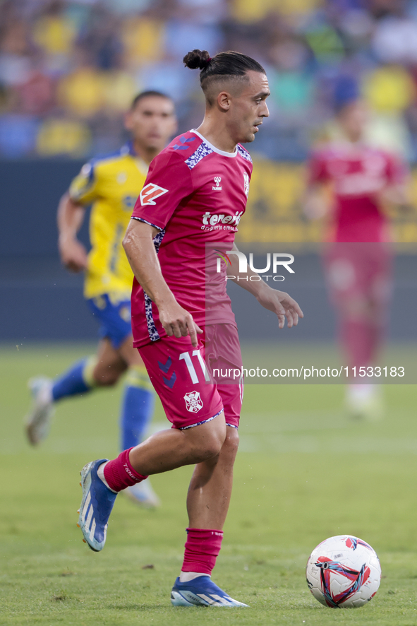 Luismi Cruz of CD Tenerife runs with the ball during the Liga Hypermotion match between Cadiz CF and CD Tenerife at Nuevo Mirandilla in Sevi...