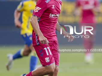 Luismi Cruz of CD Tenerife runs with the ball during the Liga Hypermotion match between Cadiz CF and CD Tenerife at Nuevo Mirandilla in Sevi...