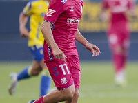 Luismi Cruz of CD Tenerife runs with the ball during the Liga Hypermotion match between Cadiz CF and CD Tenerife at Nuevo Mirandilla in Sevi...