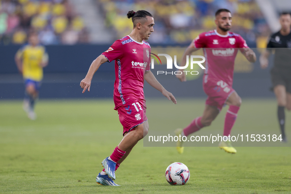 Luismi Cruz of CD Tenerife runs with the ball during the Liga Hypermotion match between Cadiz CF and CD Tenerife at Nuevo Mirandilla in Sevi...