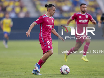 Luismi Cruz of CD Tenerife runs with the ball during the Liga Hypermotion match between Cadiz CF and CD Tenerife at Nuevo Mirandilla in Sevi...