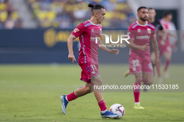 Luismi Cruz of CD Tenerife runs with the ball during the Liga Hypermotion match between Cadiz CF and CD Tenerife at Nuevo Mirandilla in Sevi...