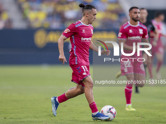 Luismi Cruz of CD Tenerife runs with the ball during the Liga Hypermotion match between Cadiz CF and CD Tenerife at Nuevo Mirandilla in Sevi...