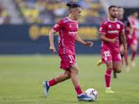 Luismi Cruz of CD Tenerife runs with the ball during the Liga Hypermotion match between Cadiz CF and CD Tenerife at Nuevo Mirandilla in Sevi...