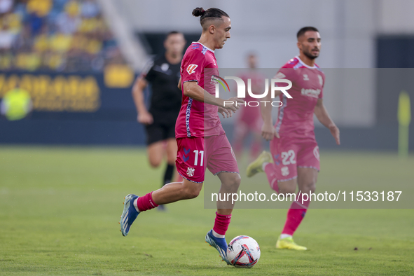 Luismi Cruz of CD Tenerife runs with the ball during the Liga Hypermotion match between Cadiz CF and CD Tenerife at Nuevo Mirandilla in Sevi...