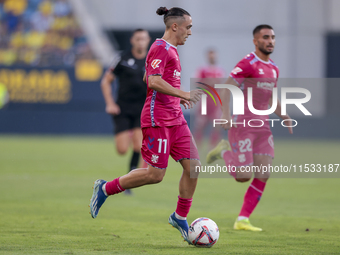 Luismi Cruz of CD Tenerife runs with the ball during the Liga Hypermotion match between Cadiz CF and CD Tenerife at Nuevo Mirandilla in Sevi...