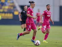 Luismi Cruz of CD Tenerife runs with the ball during the Liga Hypermotion match between Cadiz CF and CD Tenerife at Nuevo Mirandilla in Sevi...