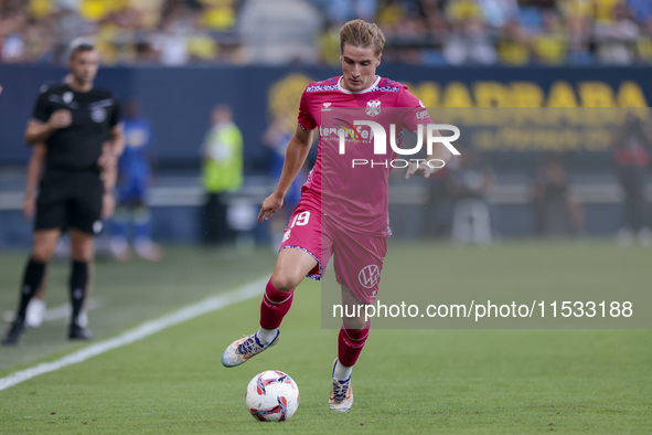 Alejandro Cantero of CD Tenerife runs with the ball during the Liga Hypermotion match between Cadiz CF and CD Tenerife at Nuevo Mirandilla i...