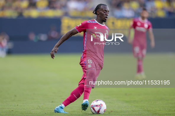 Yussi Diarra of CD Tenerife controls the ball during the Liga Hypermotion match between Cadiz CF and CD Tenerife at Nuevo Mirandilla in Sevi...