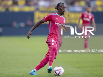 Yussi Diarra of CD Tenerife controls the ball during the Liga Hypermotion match between Cadiz CF and CD Tenerife at Nuevo Mirandilla in Sevi...