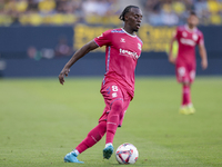 Yussi Diarra of CD Tenerife controls the ball during the Liga Hypermotion match between Cadiz CF and CD Tenerife at Nuevo Mirandilla in Sevi...