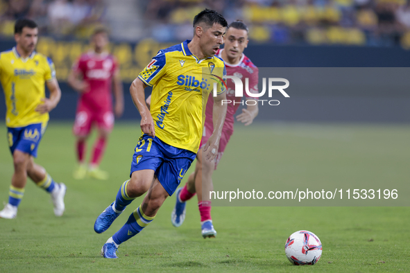 Toman Alarcon of Cadiz CF controls the ball during the Liga Hypermotion match between Cadiz CF and CD Tenerife at Nuevo Mirandilla in Sevill...