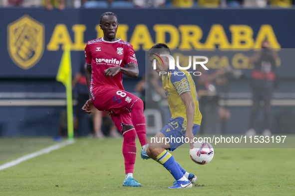 Yussi Diarra of CD Tenerife battles for the ball during the Liga Hypermotion match between Cadiz CF and CD Tenerife at Nuevo Mirandilla in S...