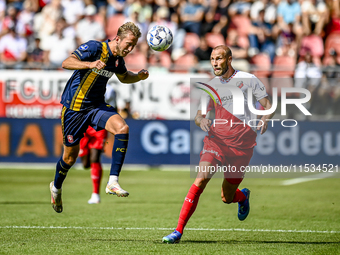 FC Twente player Michel Vlap and FC Utrecht player Mike van der Hoorn during the match Utrecht vs. Twente at Stadium Galgenwaard for the Dut...