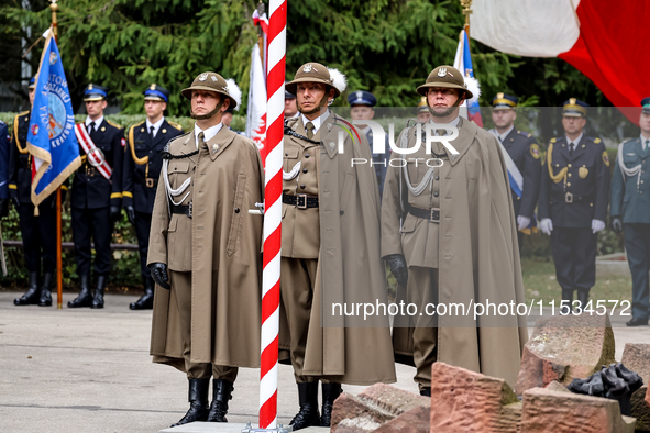 Military servicemen stand by the monument to the unknown soldier during the a ceremony commemorating 85. anniversary of an the outbreak of t...