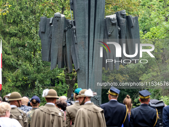 Military servicemen stand by the monument to the unknown soldier during the a ceremony commemorating 85. anniversary of an the outbreak of t...