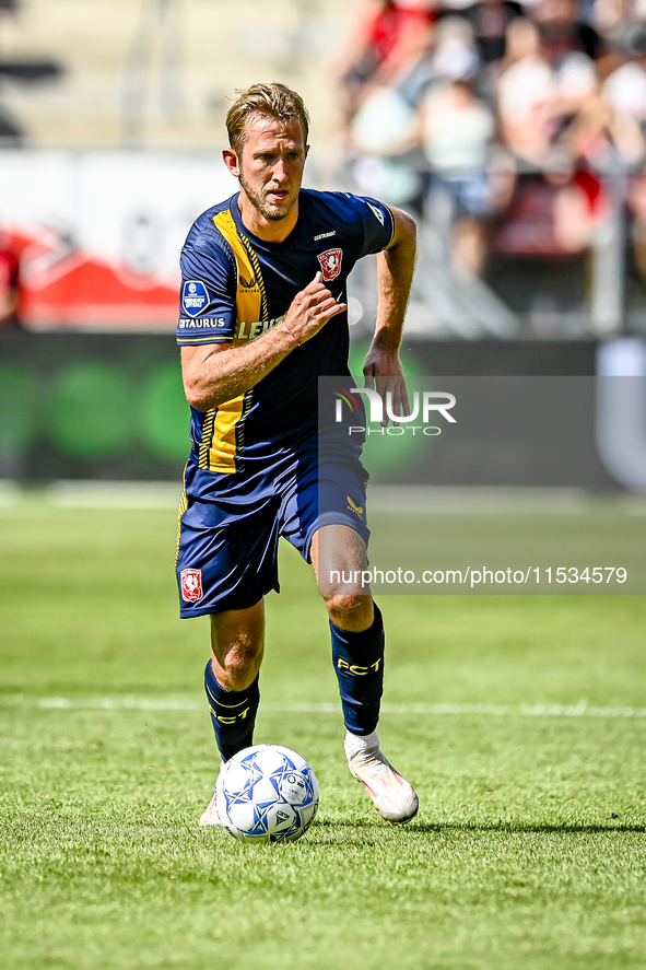 FC Twente player Michel Vlap plays during the match Utrecht vs. Twente at Stadium Galgenwaard for the Dutch Eredivisie 4th round season 2024...