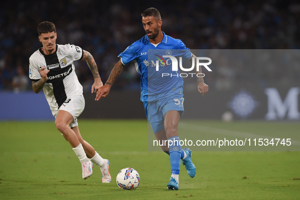 Dennis Man of Parma Calcio competes for the ball with Leonardo Spinazzola of SSC Napoli during the Serie A match between SSC Napoli and Parm...