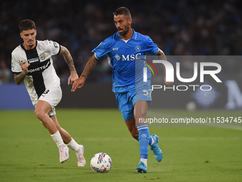 Dennis Man of Parma Calcio competes for the ball with Leonardo Spinazzola of SSC Napoli during the Serie A match between SSC Napoli and Parm...