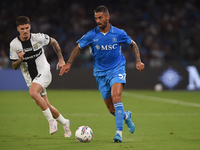 Dennis Man of Parma Calcio competes for the ball with Leonardo Spinazzola of SSC Napoli during the Serie A match between SSC Napoli and Parm...