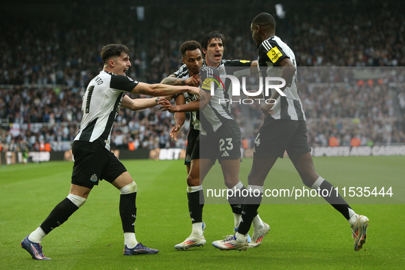 Alexander Isak of Newcastle United celebrates his goal with Tino Livramento, Sandro Tonali, and Jacob Murphy of Newcastle United during the...