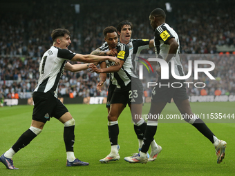 Alexander Isak of Newcastle United celebrates his goal with Tino Livramento, Sandro Tonali, and Jacob Murphy of Newcastle United during the...