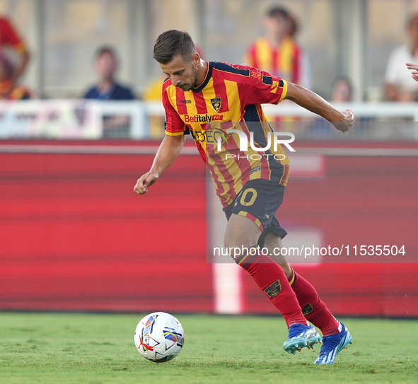 Ylber Ramadani of US Lecce is in action during the Serie A match between Lecce and Cagliari in Lecce, Italy, on August 31, 2024. 