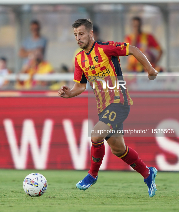 Ylber Ramadani of US Lecce is in action during the Serie A match between Lecce and Cagliari in Lecce, Italy, on August 31, 2024. 