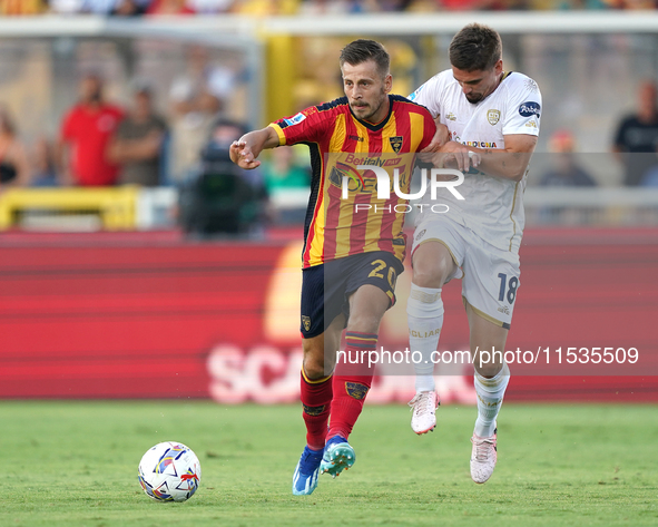 Ylber Ramadani of US Lecce is in action during the Serie A match between Lecce and Cagliari in Lecce, Italy, on August 31, 2024. 