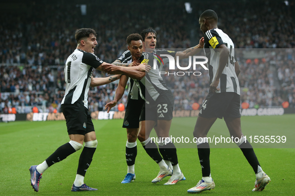 Alexander Isak of Newcastle United celebrates his goal with Tino Livramento, Sandro Tonali, and Jacob Murphy of Newcastle United during the...