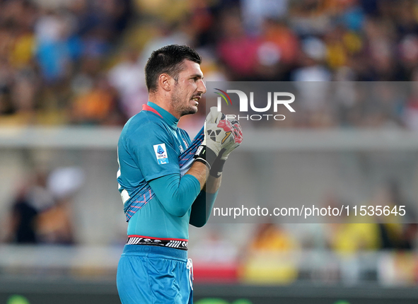 Simone Scuffet of Cagliari Calcio during the Serie A match between Lecce and Cagliari in Lecce, Italy, on August 31, 2024. 