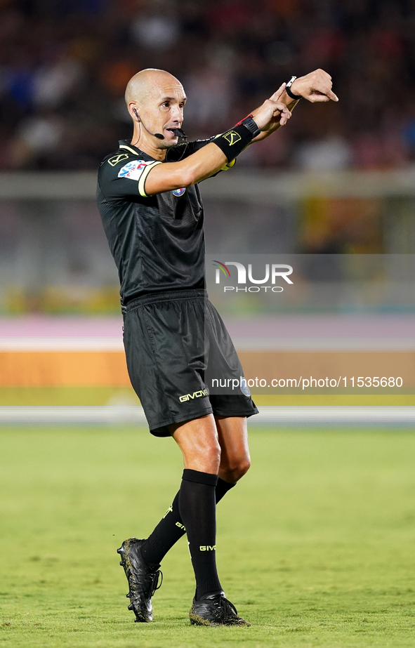 Referee Michael Fabbri officiates the Serie A match between Lecce and Cagliari in Lecce, Italy, on August 31, 2024. 