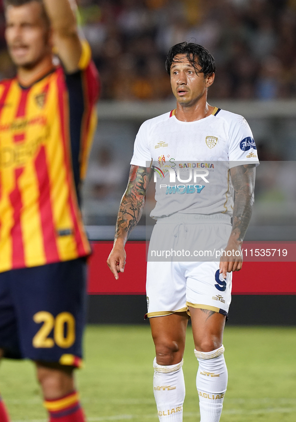 Gianluca Lapadula of Cagliari Calcio is in action during the Serie A match between Lecce and Cagliari in Lecce, Italy, on August 31, 2024. 