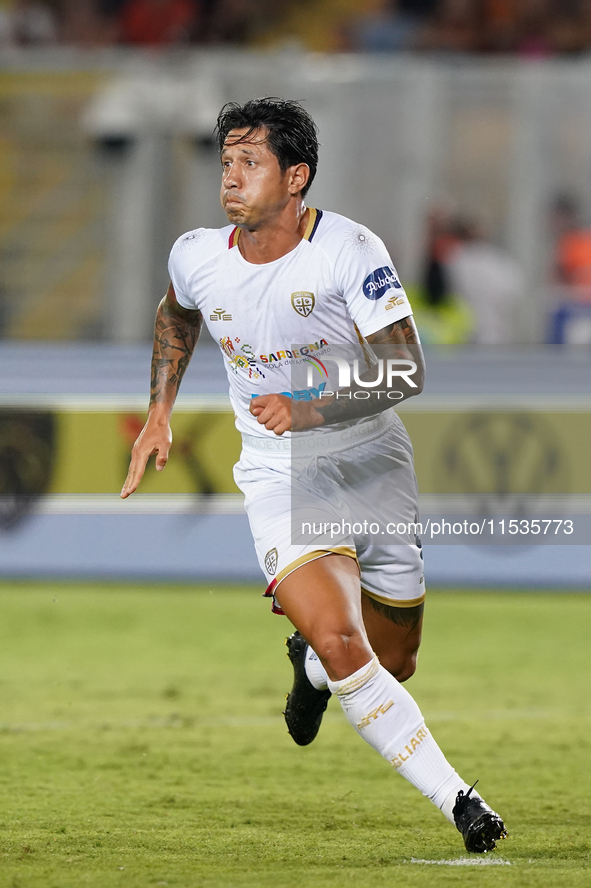 Gianluca Lapadula of Cagliari Calcio is in action during the Serie A match between Lecce and Cagliari in Lecce, Italy, on August 31, 2024. 