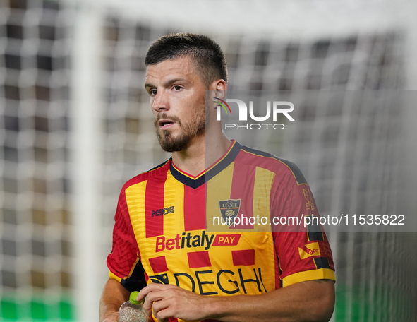 Frederic Gilbert of US Lecce gestures during the Serie A match between Lecce and Cagliari in Lecce, Italy, on August 31, 2024. 