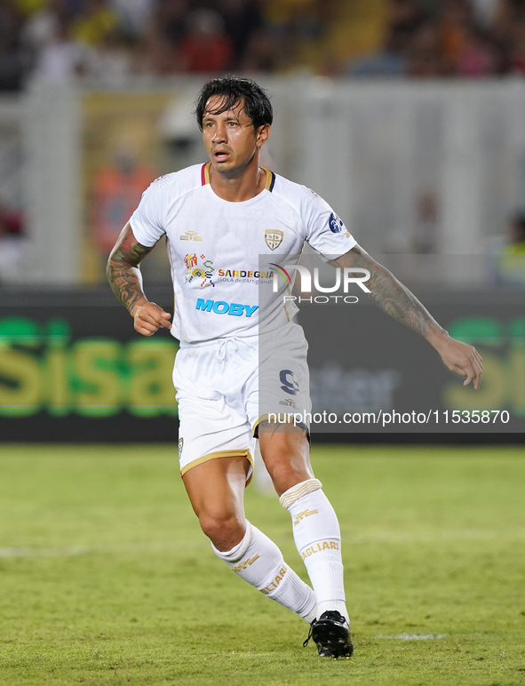 Gianluca Lapadula of Cagliari Calcio is in action during the Serie A match between Lecce and Cagliari in Lecce, Italy, on August 31, 2024. 