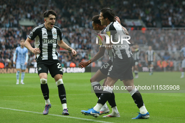 Tino Livramento of Newcastle United celebrates Alexander Isak's goal with Jacob Murphy and Sandro Tonali of Newcastle United during the Prem...