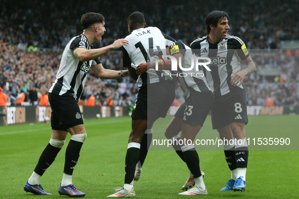 Alexander Isak of Newcastle United celebrates his goal with Tino Livramento, Sandro Tonali, and Jacob Murphy of Newcastle United during the...