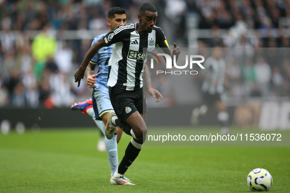 Newcastle United's Alexander Isak runs with the ball during the Premier League match between Newcastle United and Tottenham Hotspur at St. J...