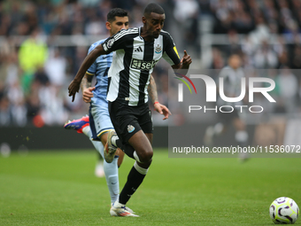 Newcastle United's Alexander Isak runs with the ball during the Premier League match between Newcastle United and Tottenham Hotspur at St. J...