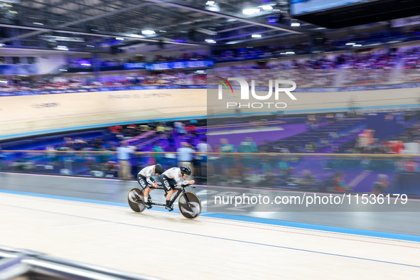 Hannah Chadwick (B) with pilot Skyler Espinoza of the USA competes in the Para Cycling Track - Women's B 3000m Individual Pursuit at the Nat...