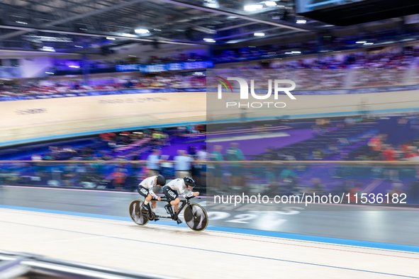 Hannah Chadwick (B) with pilot Skyler Espinoza of the USA competes in the Para Cycling Track - Women's B 3000m Individual Pursuit at the Nat...