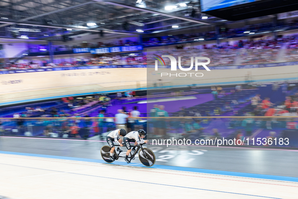 Hannah Chadwick (B) with pilot Skyler Espinoza of the USA competes in the Para Cycling Track - Women's B 3000m Individual Pursuit at the Nat...