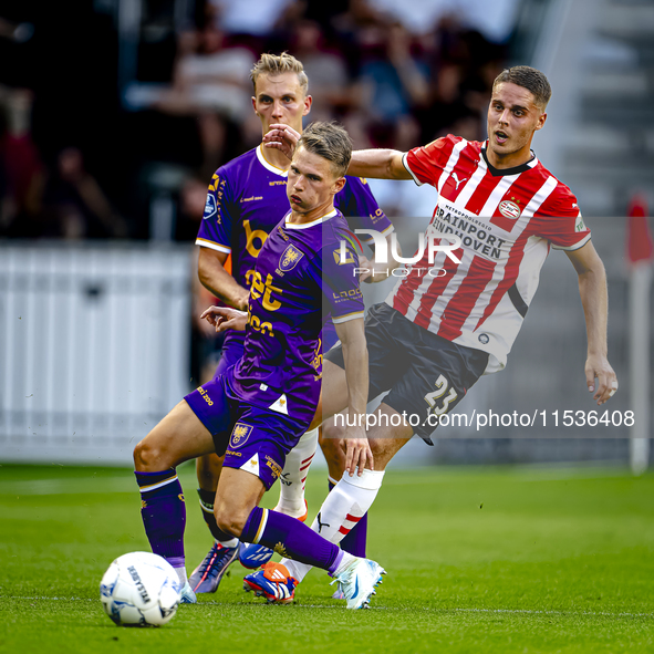 Go Ahead Eagles player Mithis Suray and PSV player Joey Veerman during the match PSV vs. Go Ahead Eagles at the Philips Stadium for the Dutc...