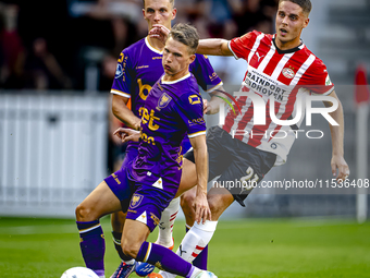 Go Ahead Eagles player Mithis Suray and PSV player Joey Veerman during the match PSV vs. Go Ahead Eagles at the Philips Stadium for the Dutc...