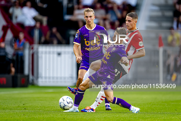 Go Ahead Eagles player Mithis Suray and PSV player Joey Veerman during the match PSV vs. Go Ahead Eagles at the Philips Stadium for the Dutc...