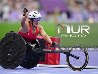 Catherine Debrunner of Switzerland celebrates winning gold in Women's 800m - T53 Final during the Paris 2024 Paralympic Games at Stade de Fr...