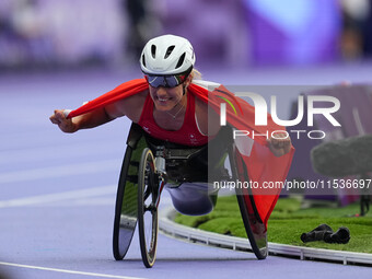 Catherine Debrunner of Switzerland celebrates winning gold in Women's 800m - T53 Final during the Paris 2024 Paralympic Games at Stade de Fr...