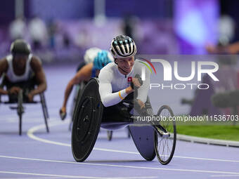 Manuela Schaer of Switzerland celebrates winning gold in Women's 800m - T54 Final during the Paris 2024 Paralympic Games at Stade de France...